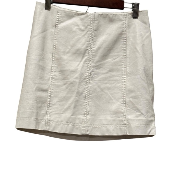 Free People White Polyurethane “pleather” Mini Skirt w/ Lining Women’s Size 4 - Picture 1 of 9